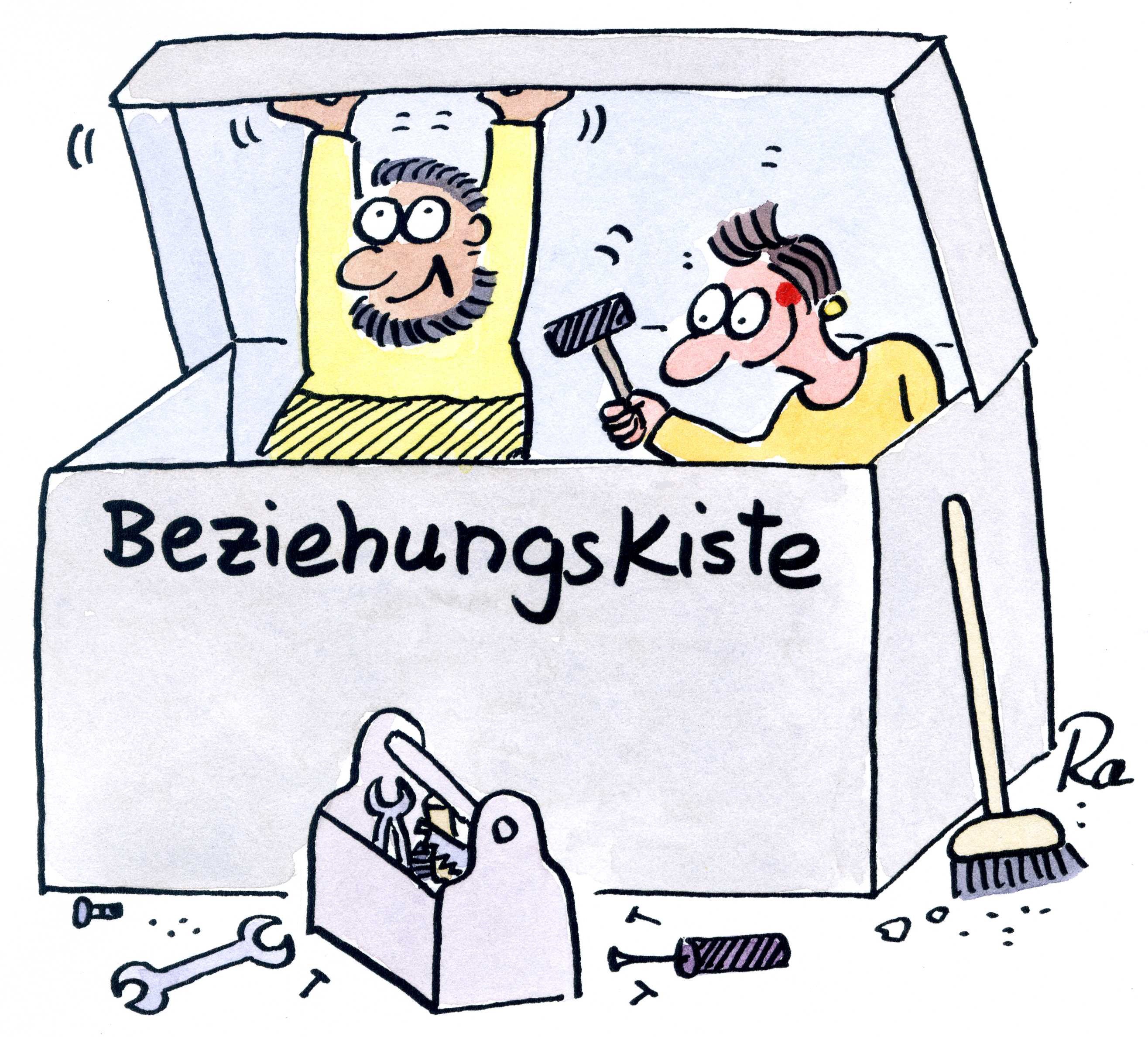 Paar sitzt fröhlich in einer Kiste mit der Aufschrift "Beziehungskiste". Frau hält Hammer in der Hand, Mann stemmt den Deckel hoch. Um die Kiste sind verschiedene Werkzeuge, ein Besen, eine Luftpume und ein Werkzeugkasten verteilt.