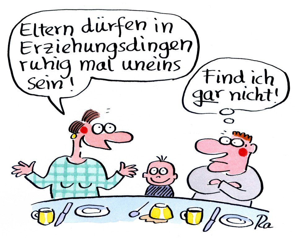 Familie am Essenstisch. Mutter sagt enthusiastisch mit erhobenen Armen: "Eltern dürfen in Erziehungsdingen ruhig mal uneins sein.". Vater sitzt grimmig mit verschränkten Armen. Denkblase darüber: "Find ich gar nicht!" Kleinkind sitzt glücklich dazwischen.