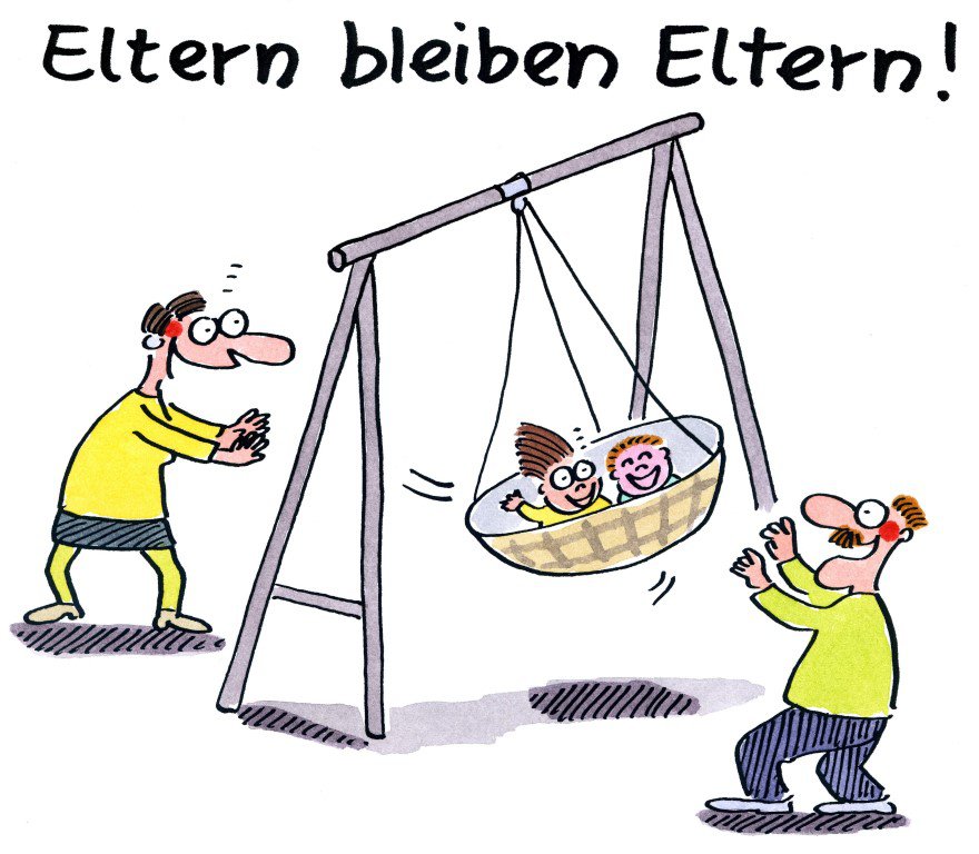 Cartoon von Renate Alf. Getrenntes Elternpaar steht sich an Schaukel gegenüber. Sie schubsen ihre beiden lachenden Kinder, die in der Schaukel sitzen an. Darüber steht: Eltern bleiben Eltern.